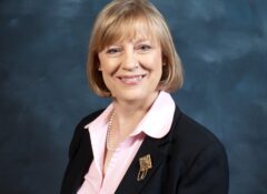 Ruth Martynowicz Headshot